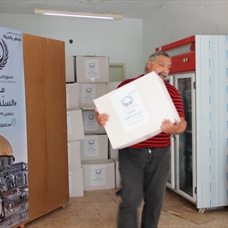 توزيع 350 سلة غذائية على المحتاجين والفقراء في الضفة الغربية خلال الشهر الفضيل .
