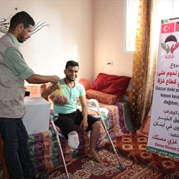 تنفيذ مشروع ذبح وتوزيع لحوم على الفقراء في قطاع غزة