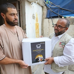 توزيع 875 سلة غذائية على المحتاجين والفقراء في قطاع غزة