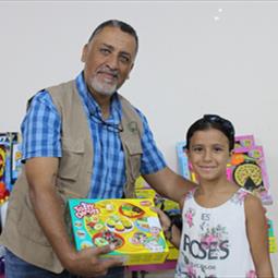 توزيع كسوة وهدايا العيد على أطفال المخيمات الفلسطينية في بيروت