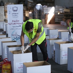 توزيع سلل غذائية على العائلات الفقيرة في قطاع غزة 